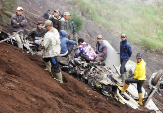 evakuasi pesawat tucano