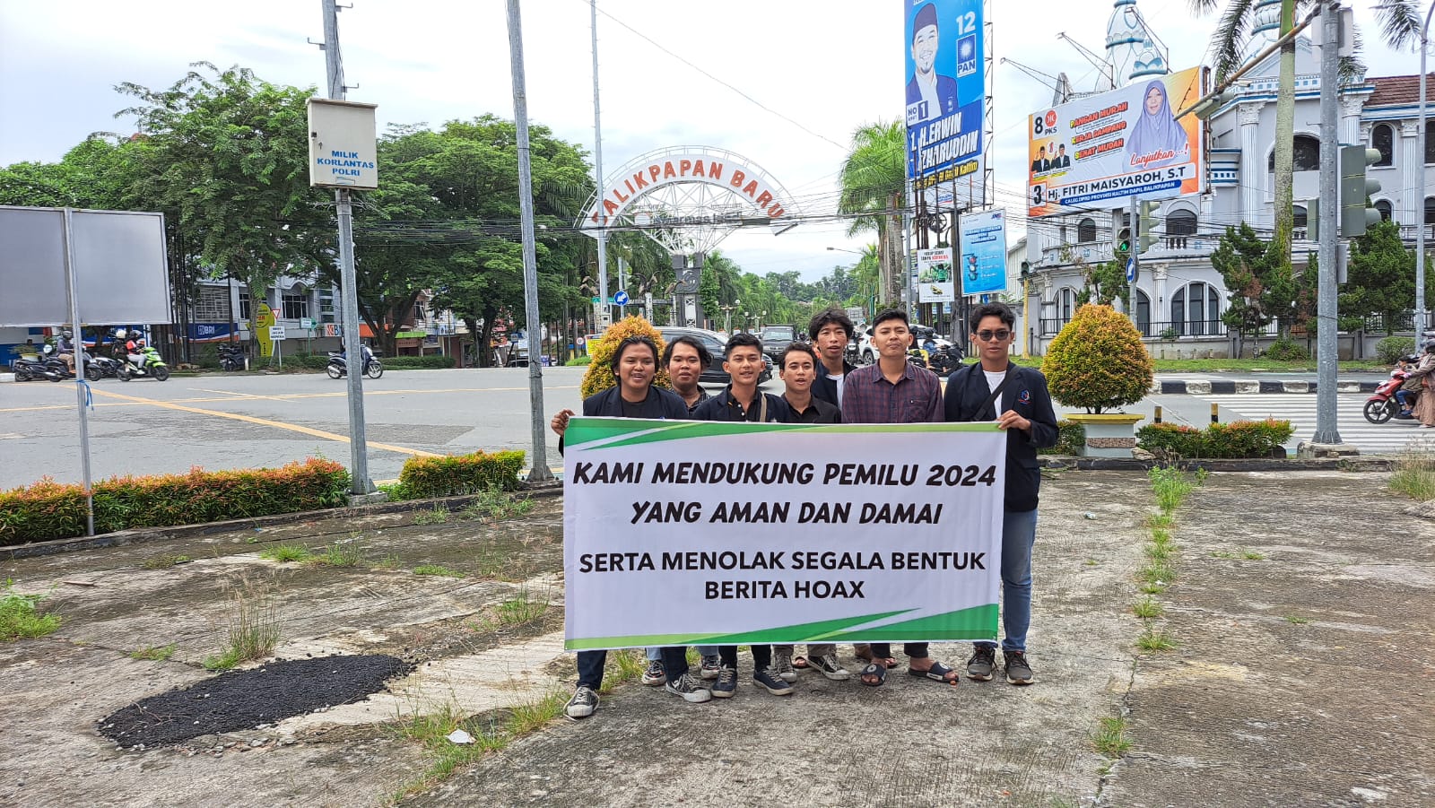 Ajak Dukung Pemilu Damai 2024, Mahasiswa Balikpapan Bagikan Selebaran