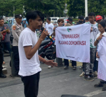 Jaringan Muda Indonesia Aksi di depan KPU DKI Jakarta