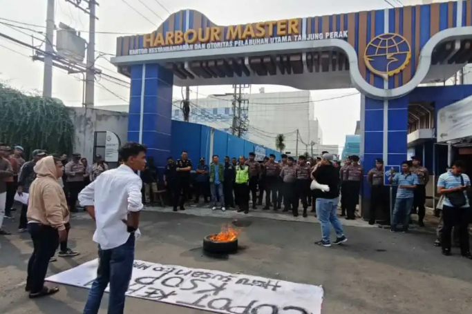 aksi Aliansi BEM Surabaya di Kantor KSOP Tanjung Perak