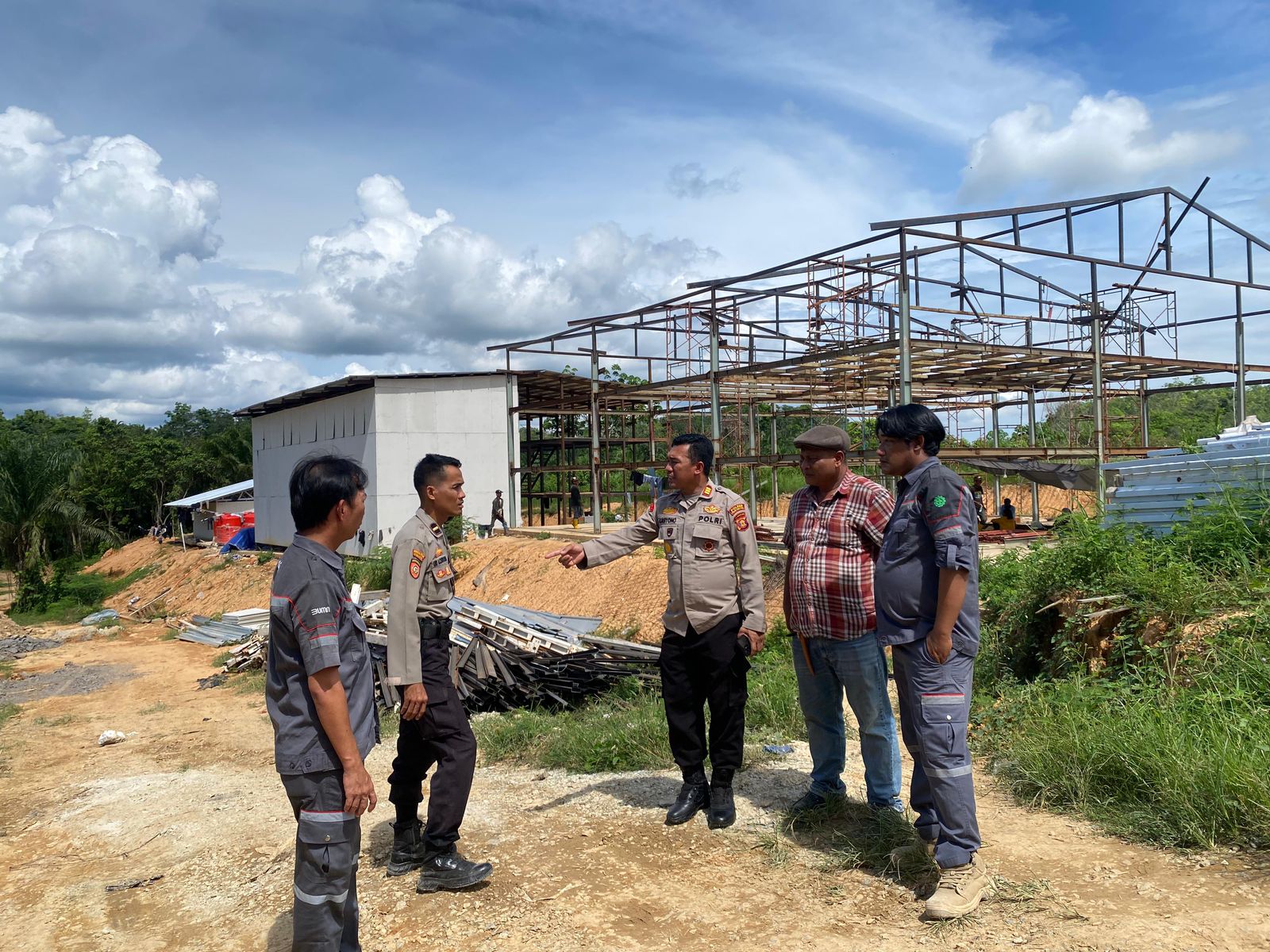 Polda Kaltim Jaga Kelancaran Bongkar Muat Material IKN di Pelabuhan Bumi Harapan